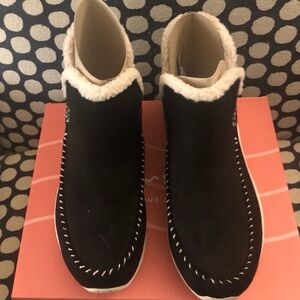 New Women’s easy spirit black boots, NIB, size 11 wide